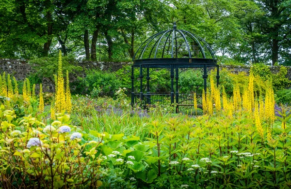 苏格兰斯凯岛邓维根城堡的田园诗般的花园 — 图库照片