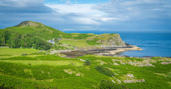 Сценический пейзаж в Пойнт оф Слит, самой южной точке Скай. Шотландия
.