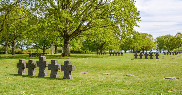 Немецкое военное кладбище Ла-Камбе в Нормандии
.