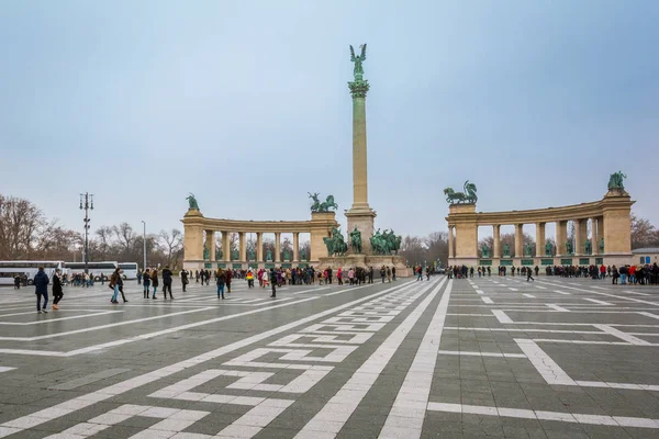 Bir kış sabahı Kahramanlar Meydanı, Budapeşte