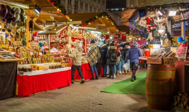 Budapeşte, Macaristan Vorosmarty Meydanı 'nda Noel pazarı. Aralık-21-2016