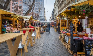 Budapeşte, Macaristan Jokai Meydanı 'nda Noel pazarı. Aralık-21-2016