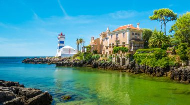 Doğal görünümünde Cascais, Santa Marta deniz feneri ve Müzesi, Lizbon bölgesi, Portekiz.