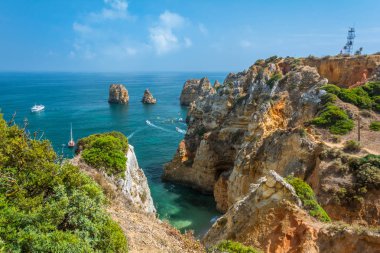 Ponta da Piedade, Lagos, Algarve, Portekiz 'de pitoresk altın kayalıkları ve zümrüt suyu