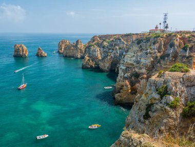 Ponta da Piedade, Lagos, Algarve, Portekiz 'de pitoresk altın kayalıkları ve zümrüt suyu