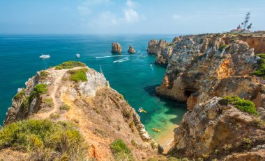 Ponta da Piedade, Lagos, Algarve, Portekiz 'de pitoresk altın kayalıkları ve zümrüt suyu