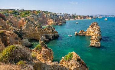 Ponta da Piedade, Lagos, Algarve, Portekiz 'de pitoresk altın kayalıkları ve zümrüt suyu