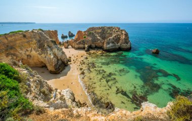 Alvor, Portimao, Algarve, Portugal yakınlarındaki pitoresk altın kayalıkları.