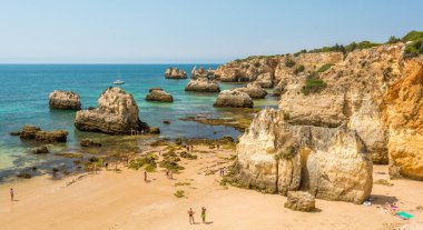 Alvor, Portimao, Algarve, Portugal yakınlarındaki pitoresk altın kayalıkları.