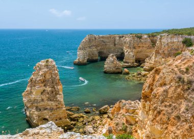 Praia da Marinha yakınlarındaki uçurumlar, Carvoeiro, Algarve, Portekiz.