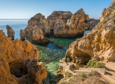 Ponta da Piedade, Lagos, Algarve, Portekiz 'de pitoresk altın kayalıkları ve zümrüt suyu