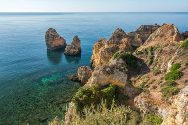 Ponta da Piedade, Lagos, Algarve, Portekiz 'de pitoresk altın kayalıkları ve zümrüt suyu