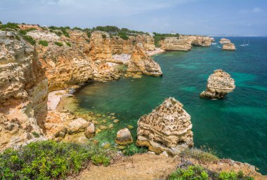 Praia da Marinha yakınlarındaki uçurumlar, Carvoeiro, Algarve, Portekiz.