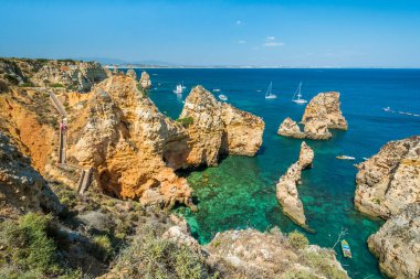 Ponta da Piedade, Lagos, Algarve, Portekiz 'de pitoresk altın kayalıkları ve zümrüt suyu
