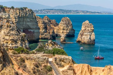 Ponta da Piedade, Lagos, Algarve, Portekiz 'de pitoresk altın kayalıkları ve zümrüt suyu