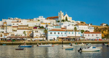 Bir yaz öğleden sonra Ferragudo, Algarve, Portekiz.