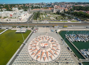 Keşifler Anıtı panoramik görünümü, Lizbon, Portekiz.