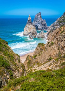 Ursa plajının panoramik manzarası (Praia da Ursa), Sintra, Portekiz.