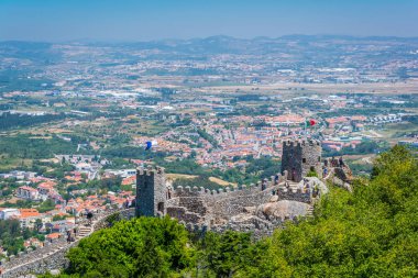 Sintra, Portekiz 'deki Mağribi Kalesi manzaralı manzara.