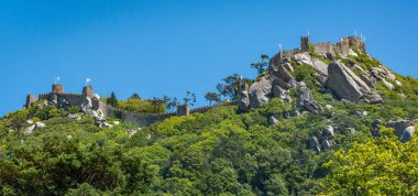 Sintra, Portekiz 'deki Mağribi Kalesi manzaralı manzara.
