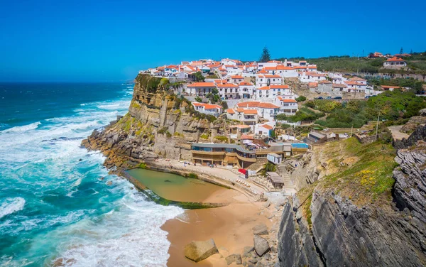 Azenhas do Mar, Sintra, Portekiz 'in panoramik manzarası.