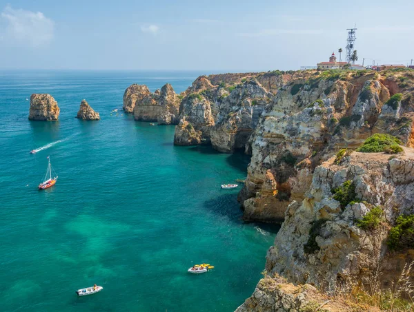 Ponta da Piedade, Lagos, Algarve, Portekiz 'de pitoresk altın kayalıkları ve zümrüt suyu