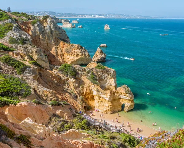 Ponta da Piedade, Lagos, Algarve, Portekiz 'de pitoresk altın kayalıkları ve zümrüt suyu
