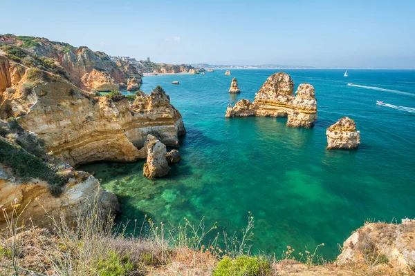 Ponta da Piedade, Lagos, Algarve, Portekiz 'de pitoresk altın kayalıkları ve zümrüt suyu