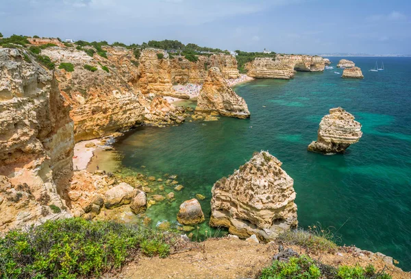 Praia da Marinha yakınlarındaki uçurumlar, Carvoeiro, Algarve, Portekiz.