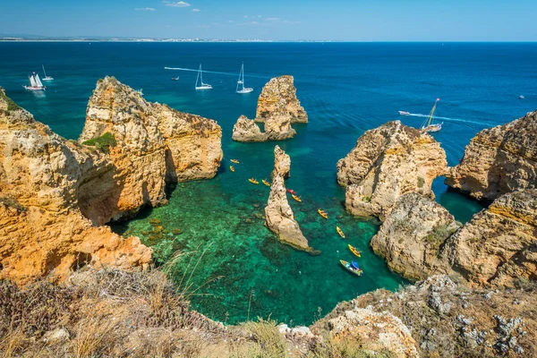 Ponta da Piedade, Lagos, Algarve, Portekiz 'de pitoresk altın kayalıkları ve zümrüt suyu