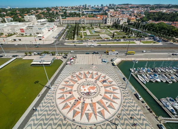 Keşifler Anıtı panoramik görünümü, Lizbon, Portekiz.