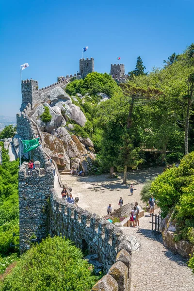Sintra, Portekiz 'deki Mağribi Kalesi manzaralı manzara.