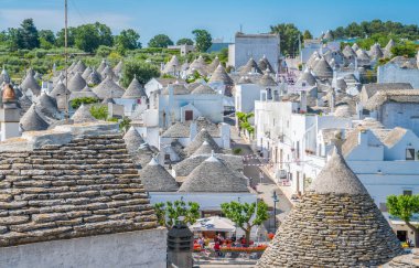 Alberobello, Apulia, Güney Italya ünlü Trulli köyü panoramik görüş.