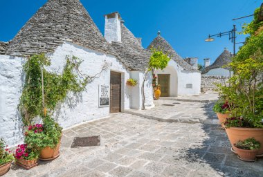 Alberobello, Puglia (Apulia), Güney Italya ünlü Trulli köyü manzaralı manzara.