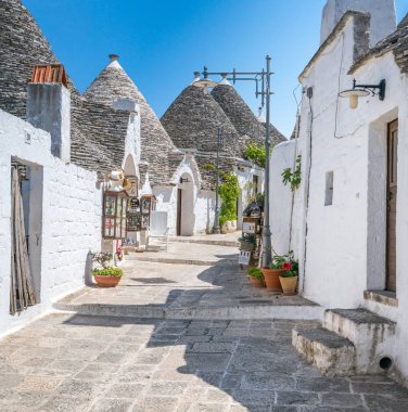 Alberobello, Puglia (Apulia), Güney Italya ünlü Trulli köyü manzaralı manzara.