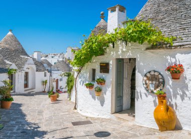 Alberobello, Puglia (Apulia), Güney Italya ünlü Trulli köyü manzaralı manzara.