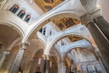 Bari, Apulia, Güney Italya Saint Nicola bazilikasının iç.