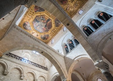 Bari, Apulia, Güney Italya Saint Nicola bazilikasının iç.
