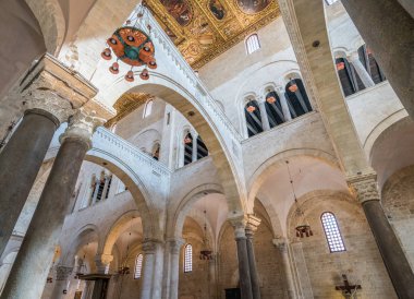 Bari, Apulia, Güney Italya Saint Nicola bazilikasının iç.