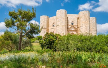 Castel del Monte, Puglia 'da ünlü ortaçağ kalesi, Güney Italya.