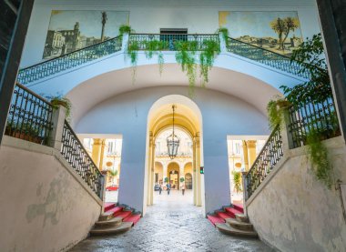 Lecce, Apulia, Italya 'daki Celestini Sarayı 'nın girişi.