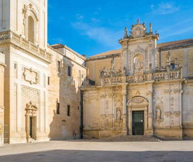 Santa Maria Assunta Katedrali ve çan kulesi ile Lecce Duomo Meydanı. Puglia, Güney Italya.