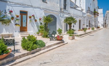 Locorotondo, bari Province, Apulia, Güney Italya manzaralı manzara.