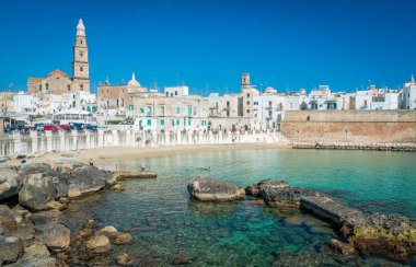 Monopoli, bari Eyaleti, Apulia, Güney Italya manzaralı yaz görüş.