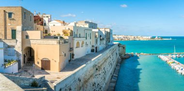 Otranto 'da panoramik manzara, Salento Yarımadası 'ndaki Lecce Eyaleti, Puglia (Apulia), Italya.