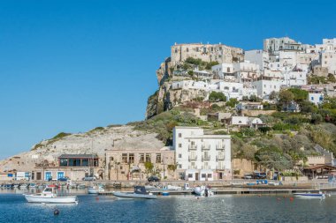 Peschici, Foggia Eyaleti, Puglia, Italya manzaralı.