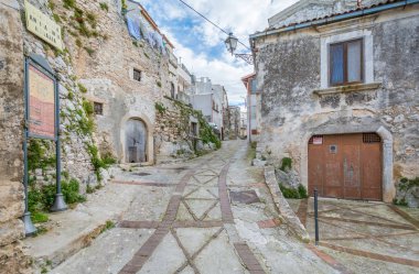 Vico Garganico, Foggia eyaletinde eski kırsal köy, Puglia, Italya manzaralı manzara.
