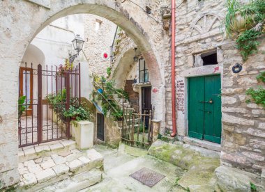 Vico Garganico, Foggia eyaletinde eski kırsal köy, Puglia, Italya manzaralı manzara.