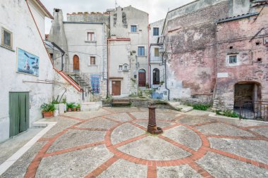Vico Garganico, Foggia eyaletinde eski kırsal köy, Puglia, Italya manzaralı manzara.