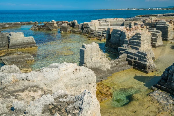 Bari ilinin Monopoli yakınlarındaki Calette di Torre Cintola 'nın özel kaya oluşumları